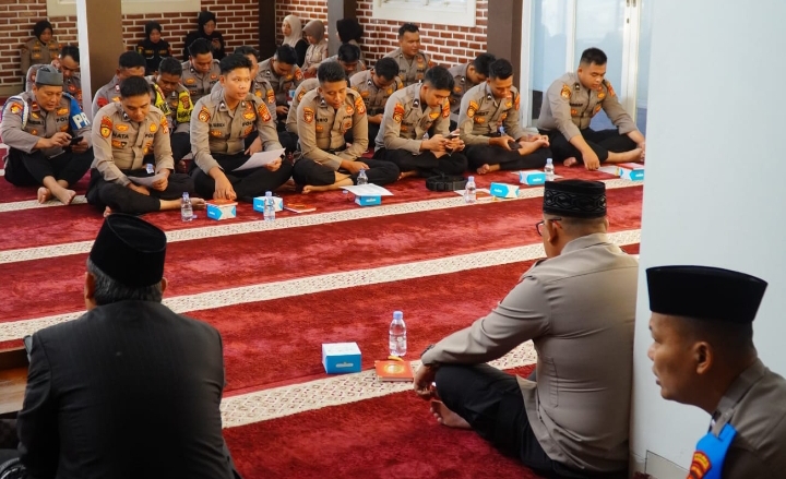 Tingkatkan Spiritualitas Personel, Polres Karawang Laksanakan Binrohtal Bersama Ustad Irawan.