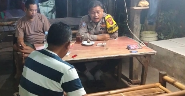 Personil Patroli Polsek Telukjambe Barat Ingatkan Warga Jangan Tergiur Gaji Besar