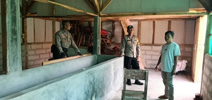 Antisipasi Gangguan Kamtibmas, Personil Polsek Jatisari Patroli Dialog Kepada Warga Desa Barugbug