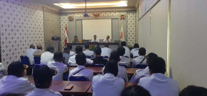 Bhabinkamtibmas Polsek Jatisari Hadiri Rapat Desa di Desa Kalijati