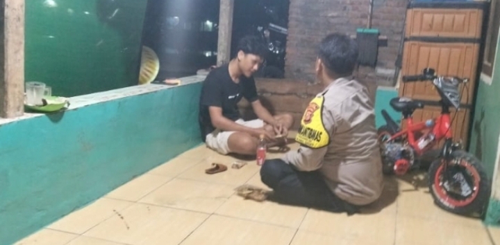 Bhabinkamtibmas Polsek Telukjambe Barat Ingatkan Remaja Hindari Permainan Judi Online
