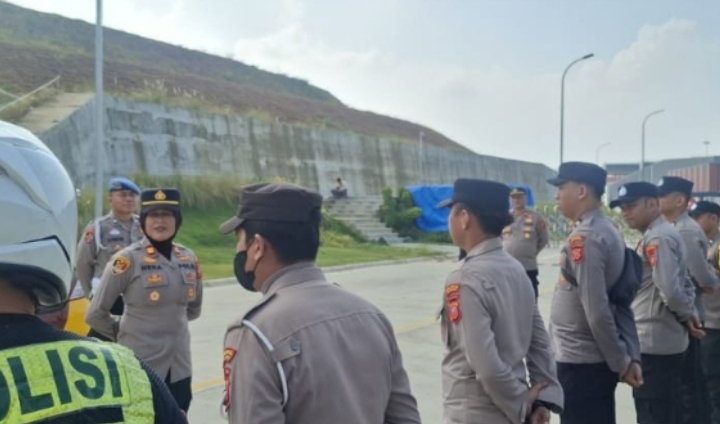 Kapolsek Telukjambe Barat Pimpin Apel Kesiapan Pengamanan Audiensi Aliansi Ormas Karawang di PT CATIB