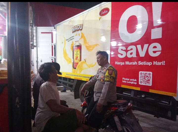 Patroli Dialogis Malam, Bhabinkamtibmas Desa Cibalongsari Sambangi Juru Parkir