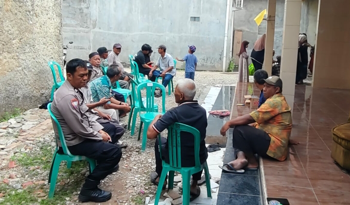 Sebagai Wujud Kedekatan Dengan Warga, Bhabinkamtibmas Polsek Klari Takziah Warga Yang Meninggal Dunia