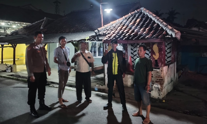 Bhabinkamtibmas Polsek Klari Sambang Warga Saat Ronda Malam