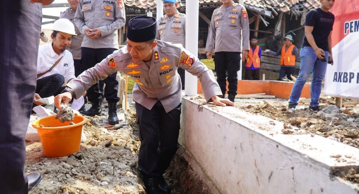 Peduli Pendidikan Anak, Kapolres Karawang Letakkan Batu Pertama Pembangunan Majelis Taklim di Warungbambu