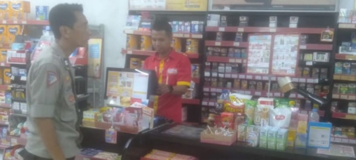 Patroli Połsek Jatisari Ingatkan Kamtibmas Kepada Juru Parkir Alfamart Cikalong
