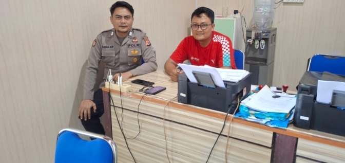 Bhabinkamtibmas Polsek Jatisari Sambangi Kesra Desa Sukamekar Dalam Rangka Silaturahmi Kamtibmas