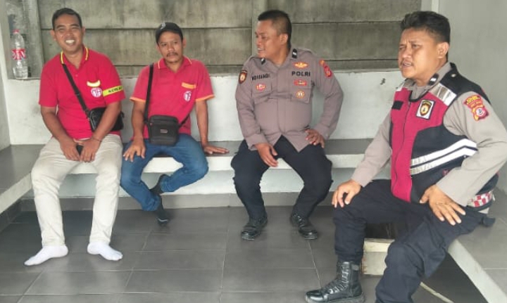 Personil Patroli Polsek Telukjambe Barat Berikan Nomor Wachtapp Ke Warga Wanajaya
