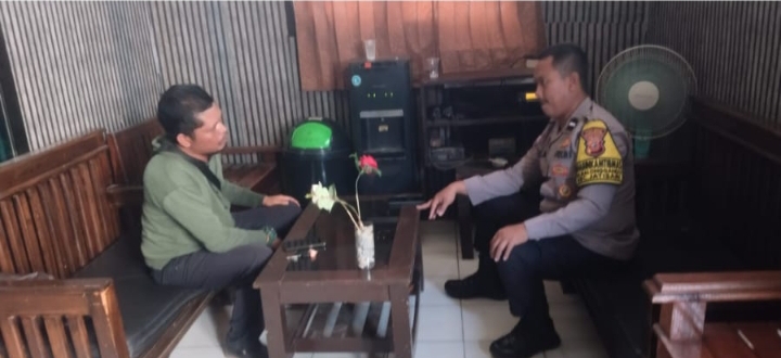 Bhabinkamtibmas Polsek Jatisari Sapa Warga Saat Patroli Malam di Desa Binaan ‎
