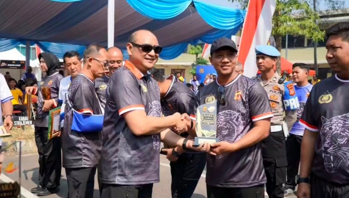Polres Karawang Raih Juara II Lomba Manajemen Media Ketahanan Pangan Polda Jabar, Kapolres Terima Penghargaan Langsung dari Kapolda Jabar