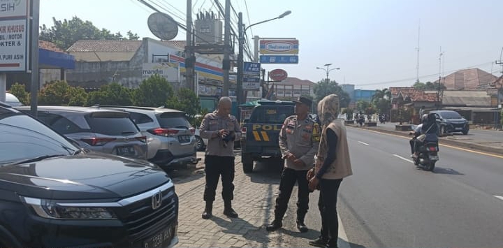 Patroli Polsek Jatisari Sambangi Juru Parkir RS Puriasih, Sampaikan Himbauan Kamtibmas
