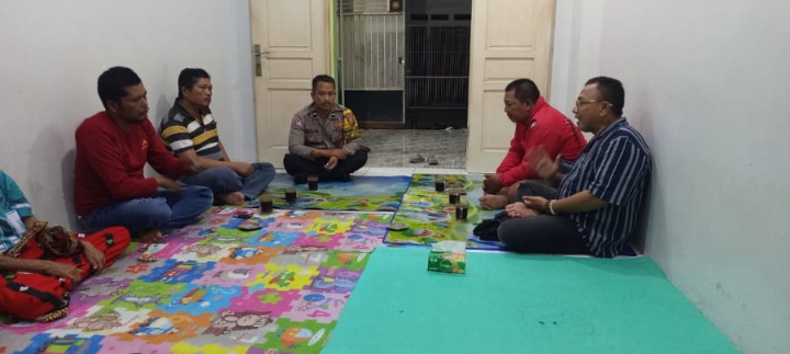 Bhabinkamtibmas Desa Balonggandu Komunikasi Kamtibmas di Perum Cikampek Baru 