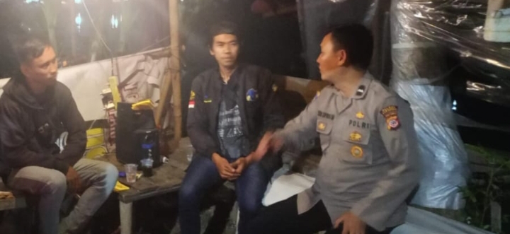 Saat Patroli Dialogis Malam, Aipda Yatna Supriatna Sapa Warga Cisalak