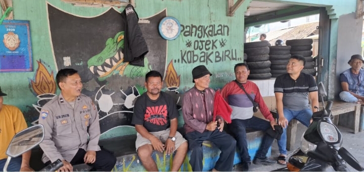 Personil Polsek Telukjambe Barat Sambang Pangkalan Ojeg Dusun Kobak Biru