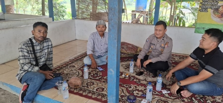 Personil Polsek Telukjambe Barat Sampaikan Nomor Layanan Kepolisian Kepada Warga Calung