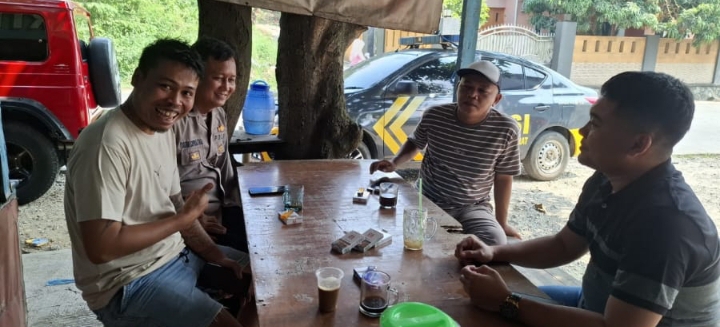 Personil Polsek Telukjambe Barat Ajak Warga Wanajaya Kerjasama Jaga Kamtibmas