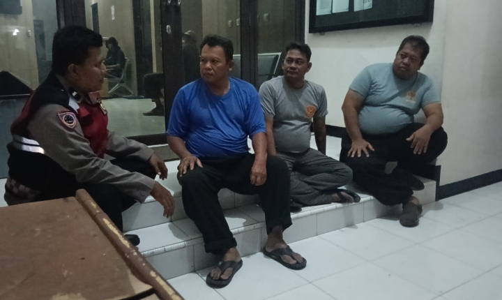 Bhabinkamtibmas Polsek Telagasari Laksanakan Siskamling Antisipasi Gukamtibmas Bersama Warga