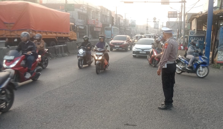 Aksi Sigap Personil Lantas Polsek Klari Hadir di Tengah Padatnya Arus Pagi
