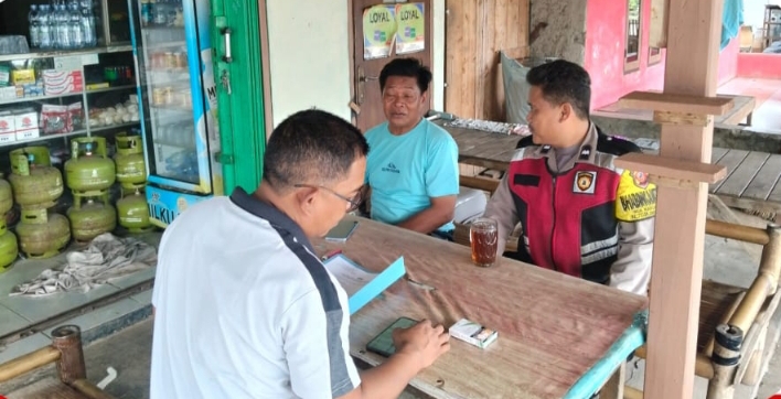 Personil Polsek Telukjambe Barat dan Warga Ngawangkong Kamtibmas di Warung Kopi