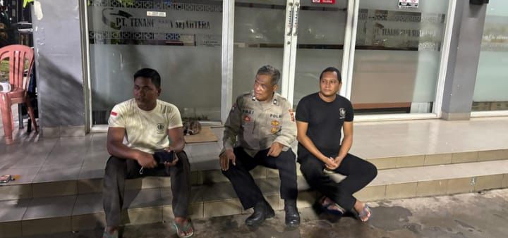Personel Polsek Telukjambe Barat Laksanakan Patroli Malam di Area Permukiman Warga