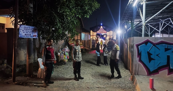 Personel Polsek Klari Laksanakan Pengamanan Hiburan dalam Rangka Khitanan Putra Bapak Dudung di Dusun Kawali