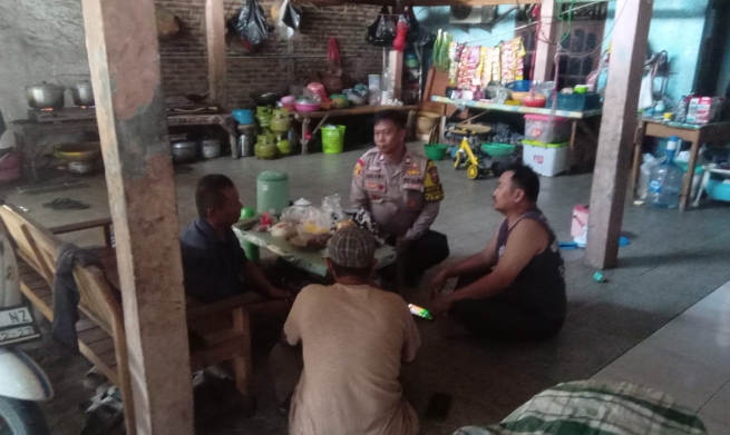 Bhabinkamtibmas Polsek Klari Sambangi Warga yang Melaksanakan Ronda Malam