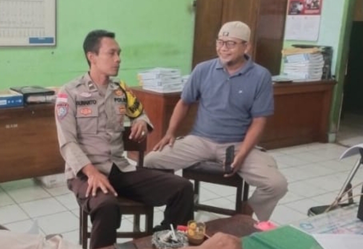 Sambang Warga, Bhabinkamtibmas Polsek Jatisari Berikan Nomor Layanan Kepolisian