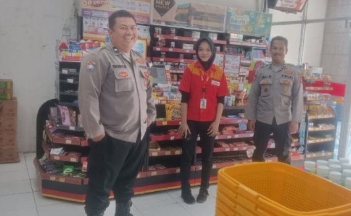 Sambangi Alfamart, Personil Polsek Jatisari Himbau Kamtibmas Kepada Karyawan
