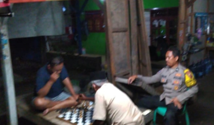 Sambang Warga Malam Hari, Aipda Ruli Malvina Berikan Pesan Kamtibmas