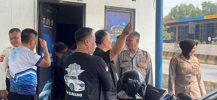 Kapolsek Telukjambe Barat Pastikan Perempatan Arah Interchange Karawang Barat Kondusif