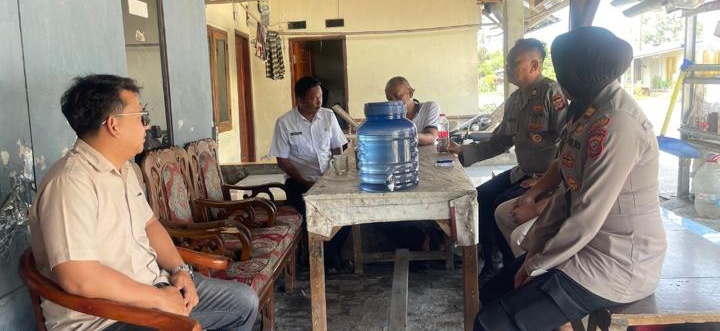 Kapolsek Telukjambe Barat Silaturahmi Kamtibmas Kunjungi Warga Dusun Mulyajaya
