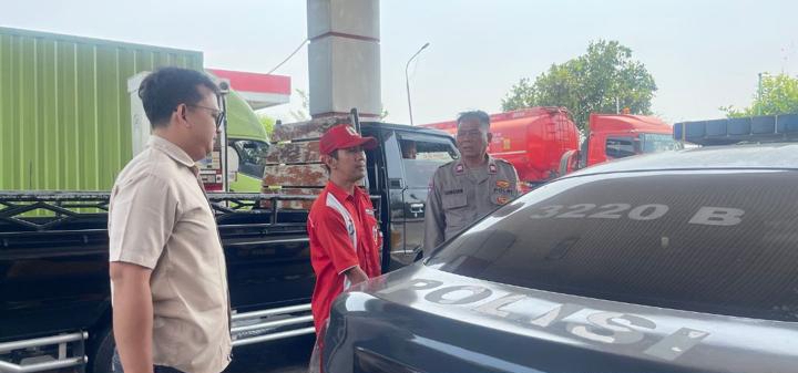 Personil Polsek Telukjambe Barat Himbau Kamtibmas Kepada Karyawan SPBU Wanasari