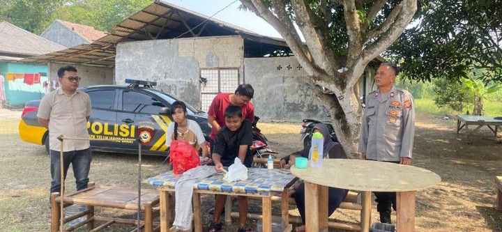 Personel Polsek Telukjambe Barat Ingatkan Orang Tua agar Mengawasi Pergaulan Anak