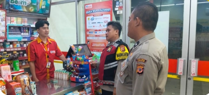 Personel Telukjambe Barat Sampaikan Pesan Kamtibmas kepada Karyawan Alfamart