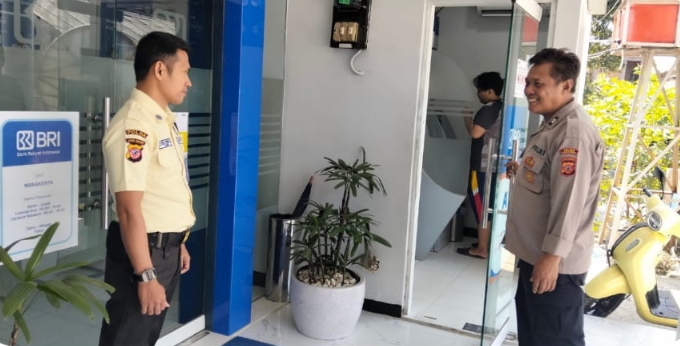 Patroli Siang Polsek Telukjambe Barat Sambangi Bank BRI, Sampaikan Pesan Kamtibmas ‎