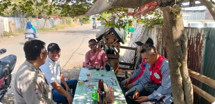 Personil Polsek Telukjambe Barat Sampaikan Nomor Layanan Kepolisian Kepada Warga Margakaya