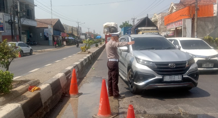Personil Lantas Polsek Klari Hadir di Tengah Padatnya Arus Lalin di Jalan Raya Klari