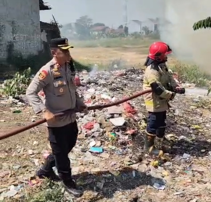 Kebakaran Lahan Kosong, Sigap…!!! Kapolsek Klari Bantu Pemadaman Api bersama Tim Damkar
