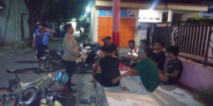Bhabinkamtibmas Desa Cibalongsari Patroli Malam, Sambangi Anak Muda