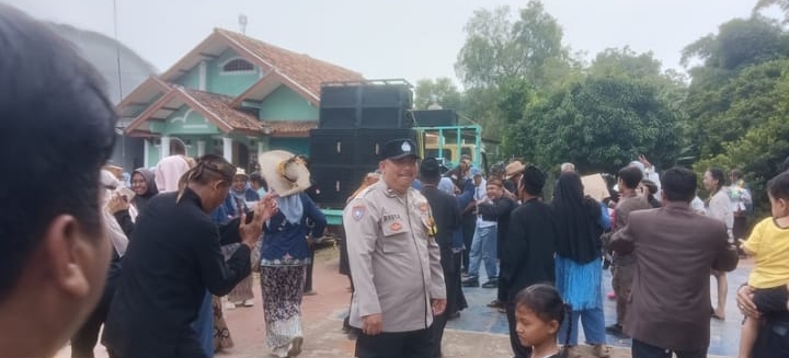 Bhabinkamtibmas Polsek Jatisari Laksanakan Pengamanan Karnaval HUT ke-43 Desa Kalijati