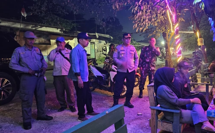 Patroli Malam, Kapolsek Klari Ingatkan Pesan Kamtibmas kepada Para Remaja