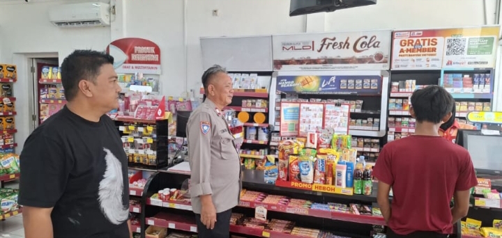Personel Telukjambe Barat Himbau Kamtibmas kepada Karyawan Dan Pengunjung Alfamart ‎