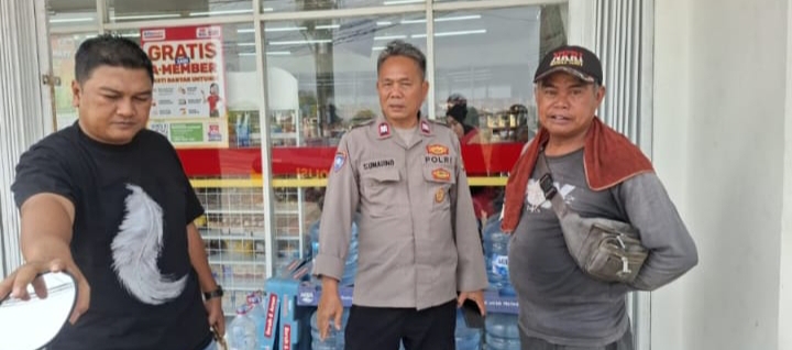 Personel Patroli Polsek Telukjambe Barat Sapa Warga Dalam Rangka Kamtibmas
