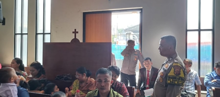 Personil Polsek Klari Pengamanan Ibadah Kebaktian