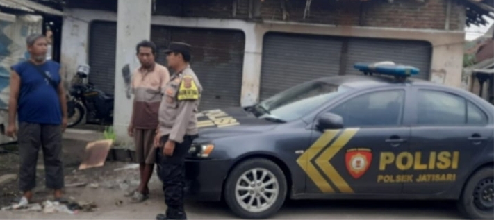 Patroli Polsek Jatisari Lakukan Patroli Dialogis Pastikan Pertigaan Cikalong Aman dan Kondusif