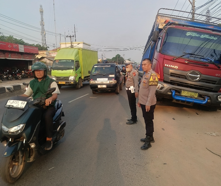 Truk Muatan Kayu Terperosok di Jalan Raya Kosambi, Polsek Klari Lakukan Pengaturan Arus Lalu Lintas