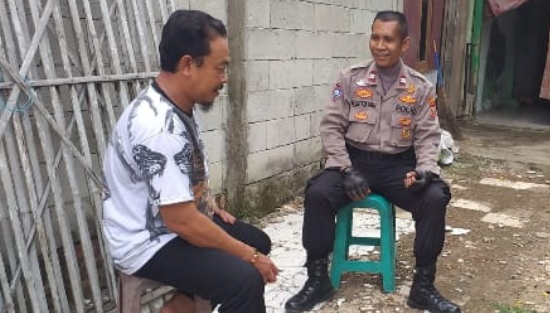 Aiptu Heru Setiawan Sampaikan Nomor Layanan Pengaduan “Lapor Pak Kapolres” Kepada Warga Barugbug