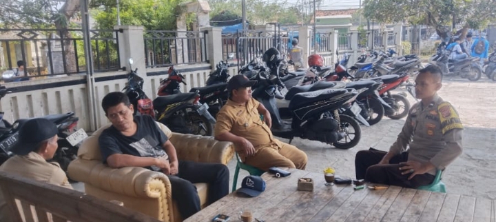 Bhabinkamtibmas Polsek Jatisari Sambangi Pegawai Desa untuk Perkuat Sinergi dan Harkamtibmas