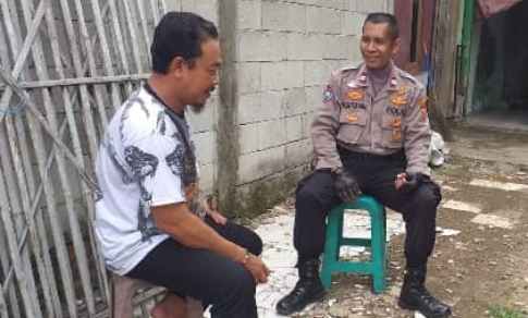Warga Desa Barugbug Terima Nomor Layana “Lapor Pak Kapolres” dari Personil Bhabinkamtibmas Polsek Jatisari